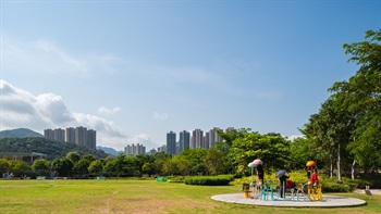 公園的中央草坪是一片廣闊的草地，可供遊人在日光下野餐或閒坐。